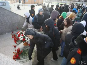 В Якутске возложили цветы к памятнику матери в честь республиканского праздника