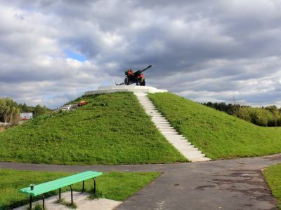 Памятник-пушка в честь советских воинов, освободивших город от фашистских захватчиков в 1943 г.