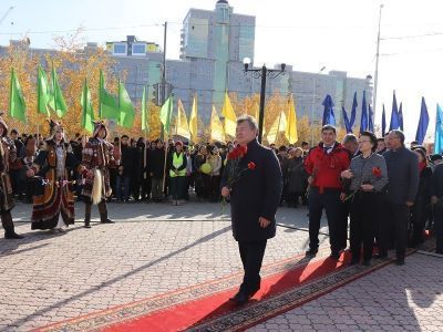 Алексей Стручков принял участие в церемонии возложения цветов к памятнику Максиму Аммосову