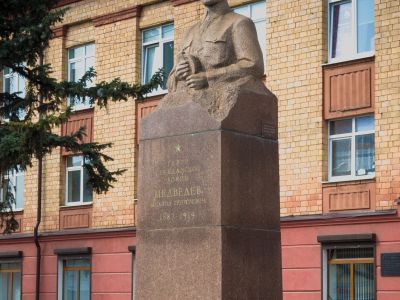 Памятник М. Т. Медведеву, герою гражданской войны (1870 - 1919 гг.)