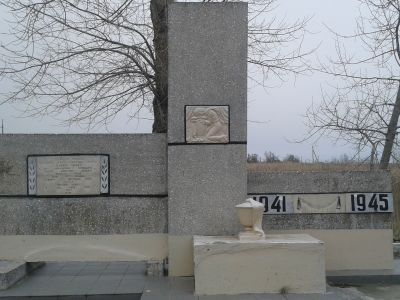 Памятное место, где находился хутор 2-й Западный, полностью сожженный фашистскими захватчиками, жители которого были расстреляны