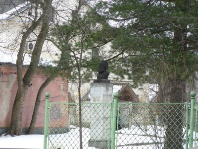 Памятник-бюст К. Марксу