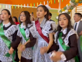 Сергей Местников поздравил с последним звонком выпускников «Айыы кыhата»