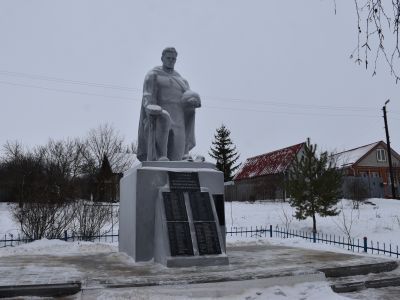 Братская могила советских воинов, погибших в боях с фашистскими захватчиками в 1943 году. Захоронено 407 человек, имена 44 человек установлены. Скульптура советского воина