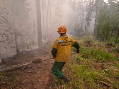 В Усть-Майском районе тушат два труднодоступных лесных пожара