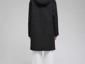 Утепленное пальто с капюшоном