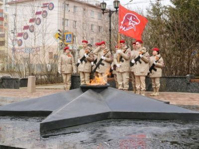 В Мирном в почетный караул Вахты памяти заступили школьники