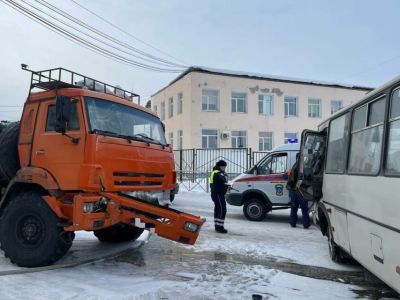 Девять человек пострадали при столкновении автобуса и большегруза в Якутске
