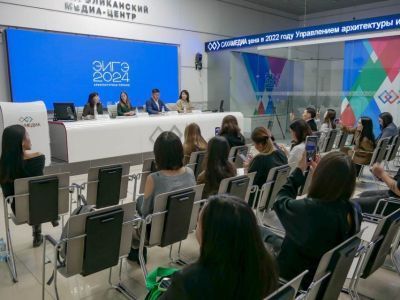 Цветом церемонии награждения премии «Эйгэ-2024» стал оттенок Future Dusk