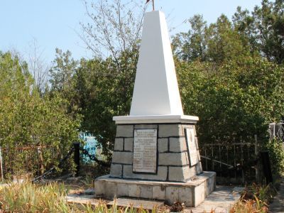 Братская могила советских воинов