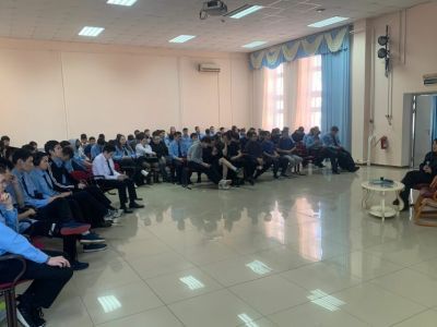 Якутские транспортные полицейские провели для студентов лекцию о безопасном интернете