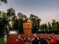 Летний кинотеатр в южном ландшафтном парке «Остров мечты»