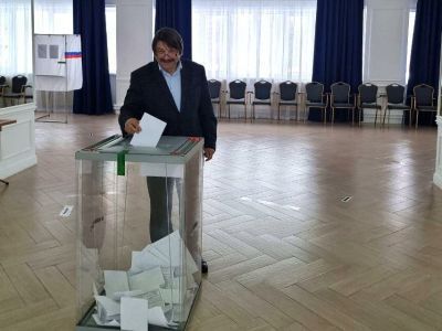 Гендиректор "ЖДЯ" Василий Шимохин проголосовал на выборах главы Алданского района
