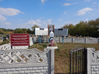 Братская могила советских воинов, погибших в боях с фашистскими захватчиками в 1943 году. Имена захороненных не установлены. Обелиск