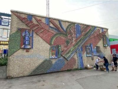 Произведение монументального искусства - мозаичное панно «Праздник автостроителей», расположенное на фасаде торгового центра «Волжские зори». Художник – Виталий Петрович Петров (Праски Витти)