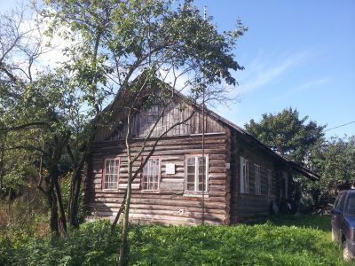 Дом, в котором жил герой-пионер партизанский разведчик Саша Кондратьев. На доме установлена памятная доска