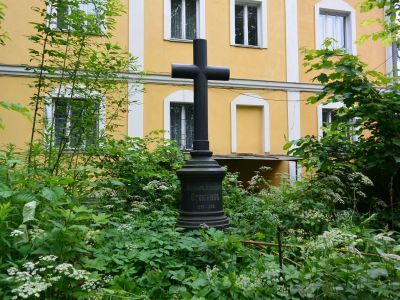 Могила Стоюнина В.Я. (1826-1888), педагога-просветителя (надгробие)