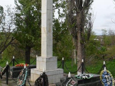Братская могила воинов Советской Армии, павших смертью храбрых за освобождение села в годы гражданской и Великой Отечественной войн