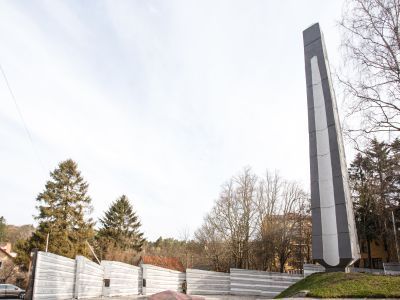 Мемориальный комплекс на братской могиле советских воинов, погибших при взятии города Раушен в апреле 1945 года (арх. В.И. Осипов, Е.А. Попов)