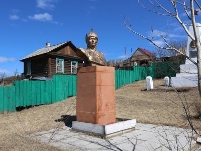 Памятник вождю монгольского народа Сухэ-Батору от трудящихся г. Кяхты