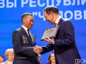 Айсен Николаев наградил 50 якутян премией «Человек труда»