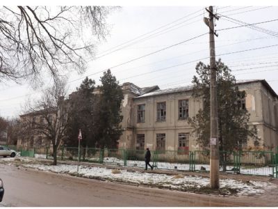 Здание Джанкойской гимназии, в котором в 1941–1944 годах находился лагерь для советских военнопленных и гражданских лиц