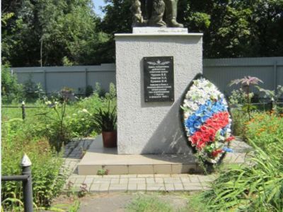 Братская могила воинов, погибших в феврале 1943 года. Захоронено 13 человек, установлено фамилий на 4 человека. Скульптура установлена в 1948 году