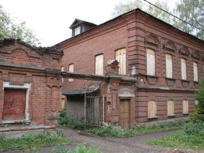 Дом с оградой