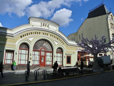 Пассаж Сан-Галли (в основе торговые помещения конца XVIII в.) - с 1953 года Московский дом художника, 1883 г.. архитектор А.А.Мартынов Здесь в 1920-х гг. размещалось кафе "Питтореск", в котором выступали поэты В.В.Маяковский, Д.Д.Бурлюк и другие