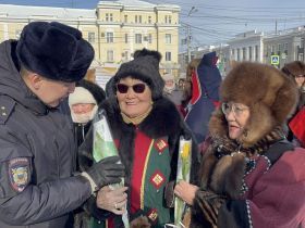 Якутские полицейские поздравили народных мастериц с наступающим 8 Марта