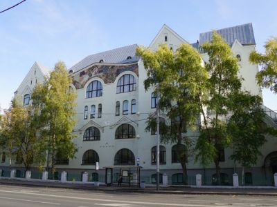 Городское начальное училище, 1910–1911 гг., архитектор А.А.Остроградский. Майоликовые панно на главном фасаде, 1911–1913 гг., художники С.В.Чехонин, С.В.Герасимов