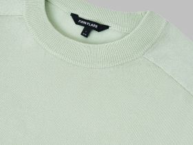 Легкий джемпер полуприлегающего кроя с коротким рукавом