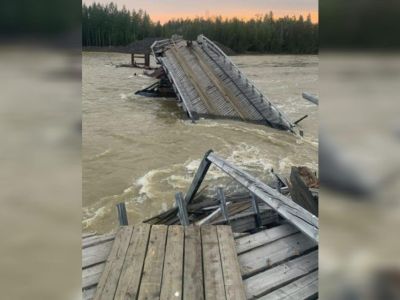 В Оймяконском районе разрушился мост через реку Куйдусун