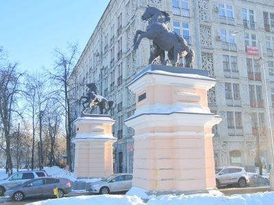 Пилоны ворот с конными скульптурными группами, 1898-1899 гг., архитекторы И.Т.Барютин, С.Ф.Кулагин, скульпторы С.М.Волнухин, К.А.Клодт (?)