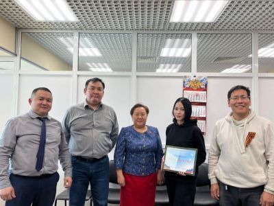 Якутская горбольница № 3 передала сертификаты на автомобили для бойцов СВО