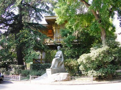 Памятник Лесе Украинке (скульптор Г.Н.Кальченко, архитектор А.Ф.Игнащенко)