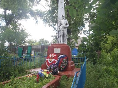 Братская могила 17 советских воинов и партизан, погибших в 1941-1943 гг. в боях с немецко-фашистскими захватчиками