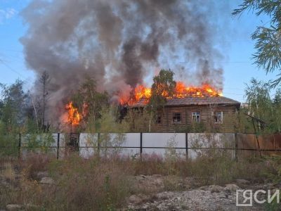 Пожар вспыхнул в деревянном доме в Якутске