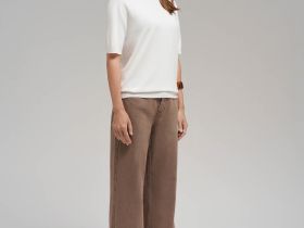 Легкий джемпер полуприлегающего кроя с коротким рукавом