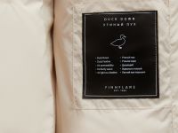 Пуховое пальто с капюшоном и поясом