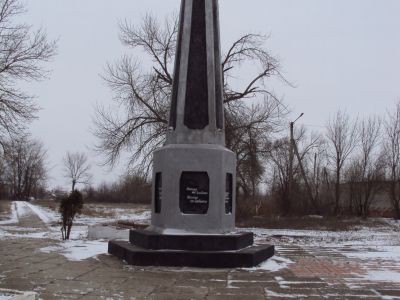 Братская могила 10 красноармейцев, погибших в годы гражданской войны, и 80 советских воинов, погибших в годы Великой Отечественной войны