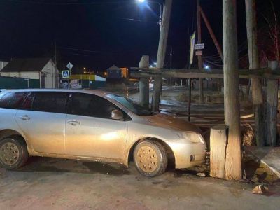 Пьяный водитель въехал в опору уличного освещения в Якутске