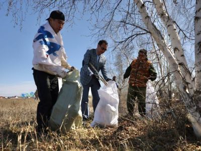 Глава Якутии принял участие в экологической акции «Чистая земля Олонхо»
