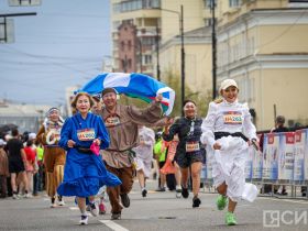 Сотни якутян в национальной одежде пробежали на марафоне Олонхо