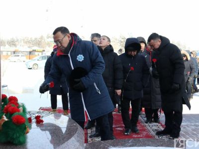 В Якутске общественность возложила цветы к памятнику Роману Дмитриеву