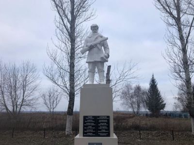 Братская могила партизан, погибших в период Великой Отечественной войны. Захоронено и установлено фамилий на 4 человека. Скульптура установлена в 1962 году