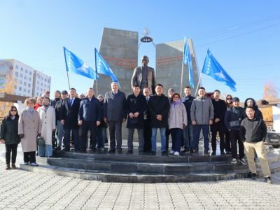 В День государственности якутяне возложили цветы к памятнику Исидору Барахову