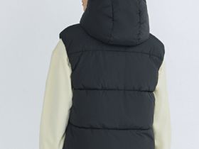 Утеплённый жилет с капюшоном, Черный