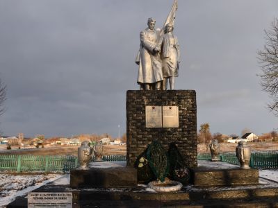Братская могила советских воинов, погибших в боях с фашистскими захватчиками в 1943 году. Захоронено 80 человек, имена установлены