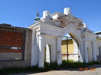 Восточные ворота ограды